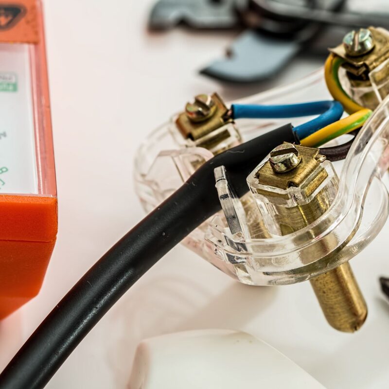 A picture of the electrical wiring inside a plug